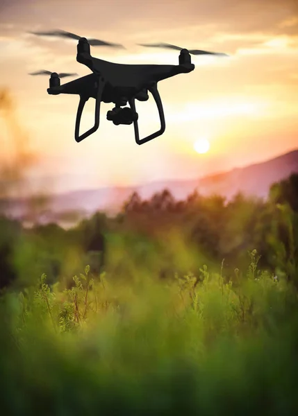 Sylwetka unosząc drone Fotografowanie przyrody o zachodzie słońca — Zdjęcie stockowe