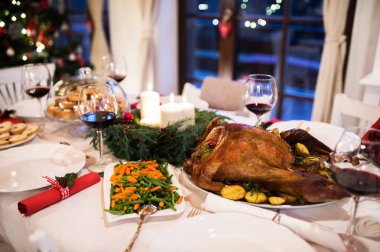 Süslü yemek salonunda masada Christmas yemek koydu.