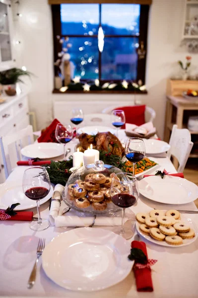 Karácsonyi étel meghatározott berendezett étkező asztal. — Stock Fotó