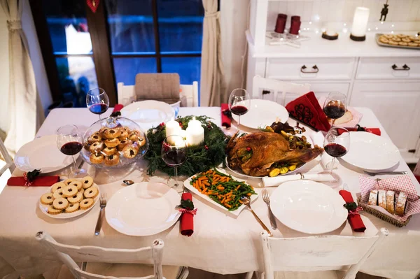 Julmat lade på bordet i inredda matsalen. — Stockfoto