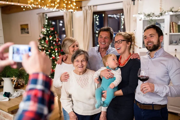 Linda grande família celebrando Christmat juntos sendo photog — Fotografia de Stock