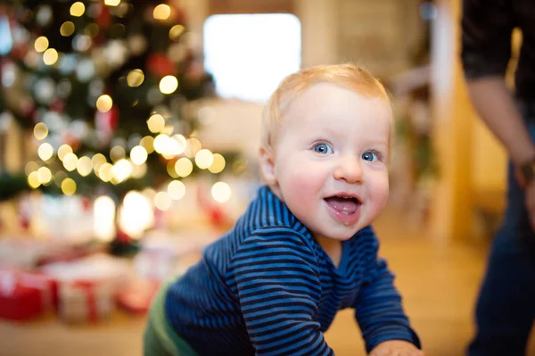 Kleiner Junge zu Hause gegen Weihnachtsbaum und Geschenke — Stockfoto