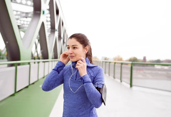 緑の鋼橋で、市内を走る若い女性 — ストック写真