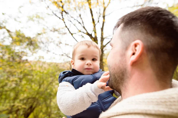 Oigenkännlig far med sin son i höst skog. — Stockfoto