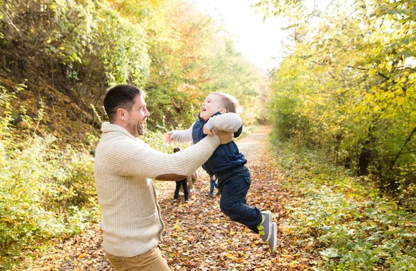 Père tenant son petit fils, le tournant. Automne nature . — Photo