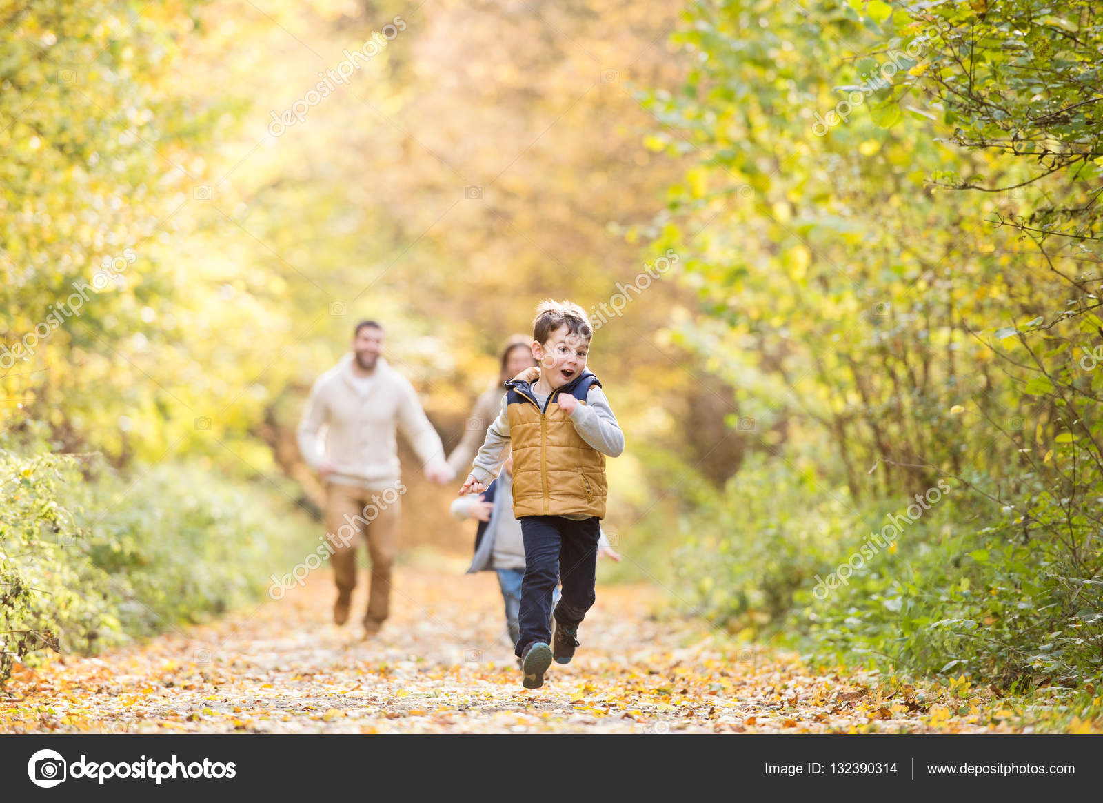 Прогулки на свежем воздухе. Семья гуляет в парке. Прогулка на природе. Дети улицы. Семья на прогулке в лесу.