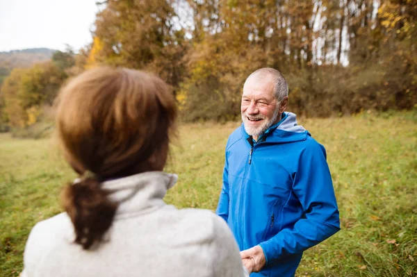 Hermosos corredores senior descansando fuera en la naturaleza soleada otoño — Foto de Stock