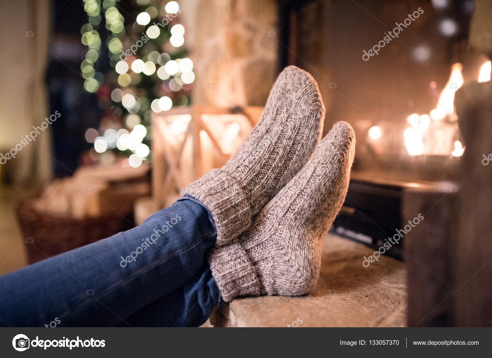 Warm winter. Ноги в шерстяных носках. Уютные носки. Девушка в теплых носках. Теплые уютные носочки.