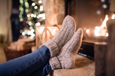 Çorap Noel şömine tarafından tanınmayan kadın ayakları