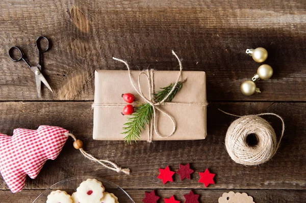 Cadeaux de Noël magnifiquement emballés, plan studio, dos en bois — Photo