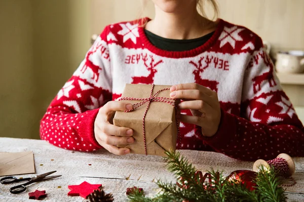 Unrecognizable woman wrapping and decorating Christmas present — Stock Photo, Image