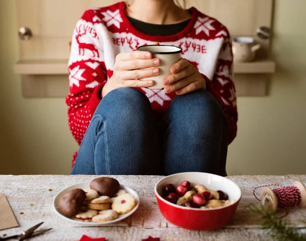 Mujer irreconocible con taza de café, composición navideña . —  Fotos de Stock