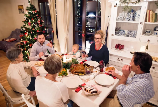 Linda grande família celebrando Christmat juntos — Fotografia de Stock