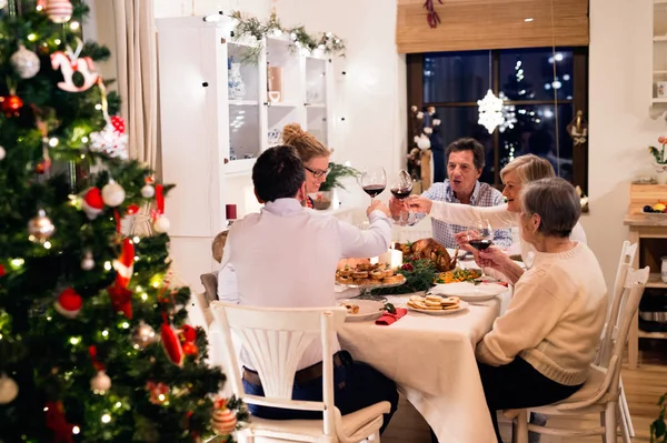 Linda grande família celebrando Christmat juntos — Fotografia de Stock