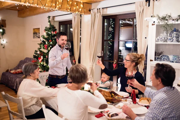 Прекрасна велика родина святкує Крістматі разом — стокове фото