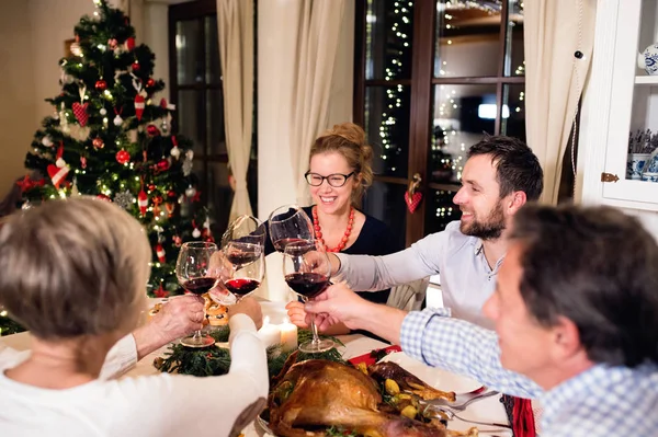 Vacker stor familj firar Christmat tillsammans — Stockfoto