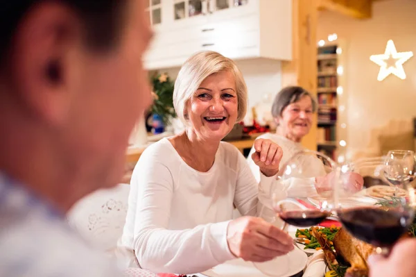 Schöne große Familie feiert gemeinsam Weihnachten — Stockfoto