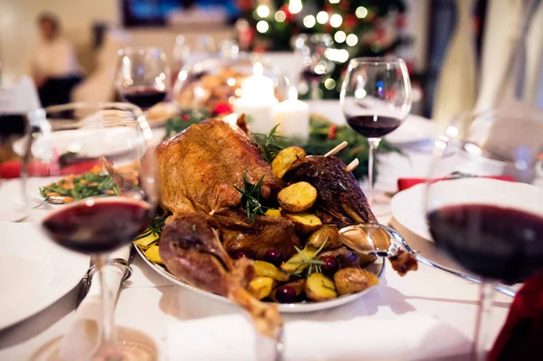 Comida de Navidad puesta en la mesa en el comedor decorado . — Foto de Stock