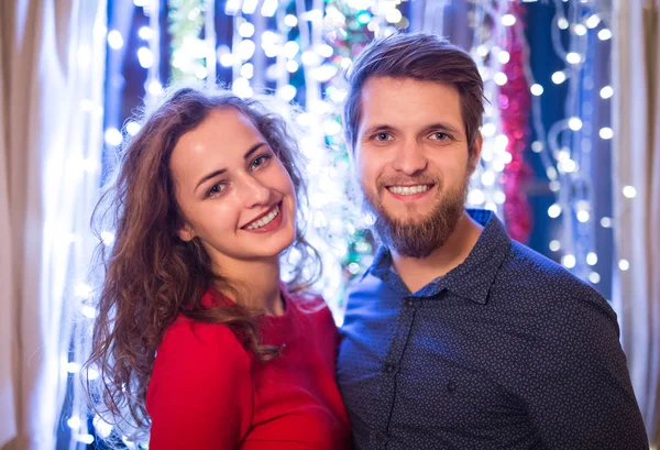 Beautiful hipster couple celebrating New Years Eve together. — Stock Photo, Image