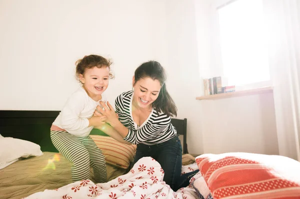 Madre divirtiéndose con su hija en su dormitorio —  Fotos de Stock