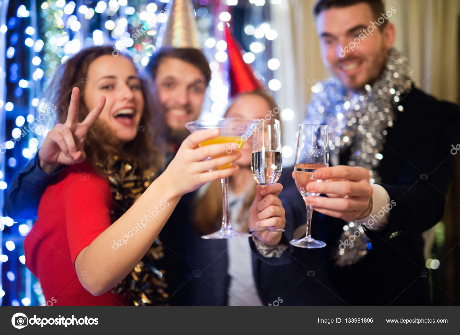 Hang out with friends на английском. Вечеринка праздник день рождение. Корпоратив бокалы. Празднование дня рождения. Новый год в баре.