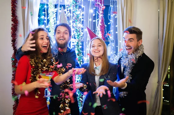 Groep vrienden partij gelet op New Years Eve. — Stockfoto