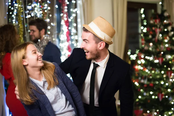 Hipster vrienden oud & nieuw samen vieren, dansen. — Stockfoto