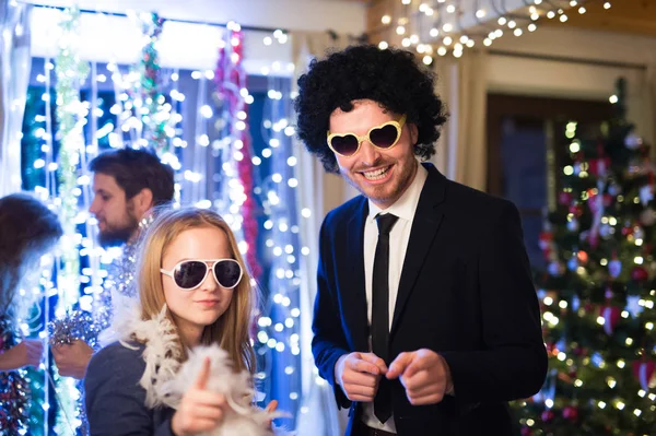 Hipster amigos celebrando o Ano Novo juntos, dançando . — Fotografia de Stock