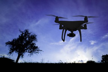 Gece karanlığında doğa fotoğraflarını vurgulama dron silüeti