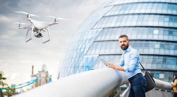 Unoszące się drone fotografowanie człowieka przed ratuszem w Londo — Zdjęcie stockowe