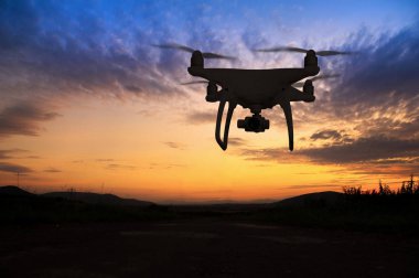 Vurgulama dron günbatımında doğa fotoğraflarını silüeti