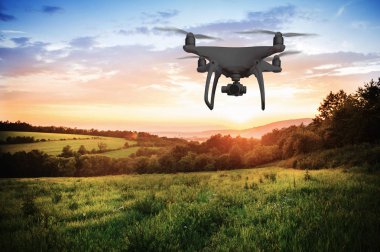 Vurgulama dron günbatımında doğa fotoğraflarını silüeti