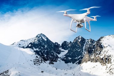 Vurgulama dron beyaz kış dağlar resim çekme