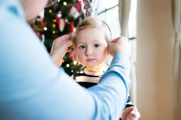 Onherkenbaar vader met daugter draagt de kroon op Kerstmis tr — Stockfoto