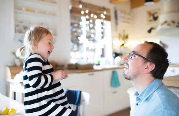 楽しんで、lauging 彼女の父を持つ少女。クリスマス シーズン — ストック写真