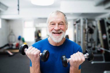 Komuta sizde çalışma dışarı ağırlıklar ile spor salonunda.