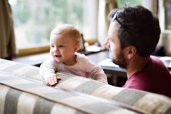Şirin Bebek oğluyla kafede yakışıklı genç — Stok fotoğraf