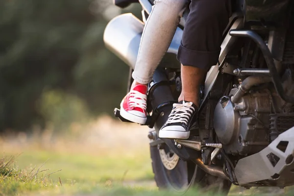 Couple méconnaissable profitant d'une balade à moto dans la campagne . — Photo