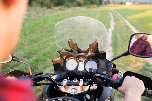 Homem irreconhecível desfrutando de um passeio de moto no campo . — Fotografia de Stock