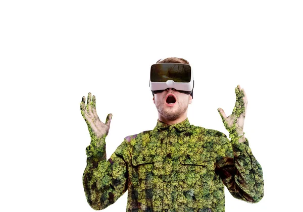 Doble exposición. Hombre con gafas de realidad virtual. Bosque. Árboles . — Foto de Stock