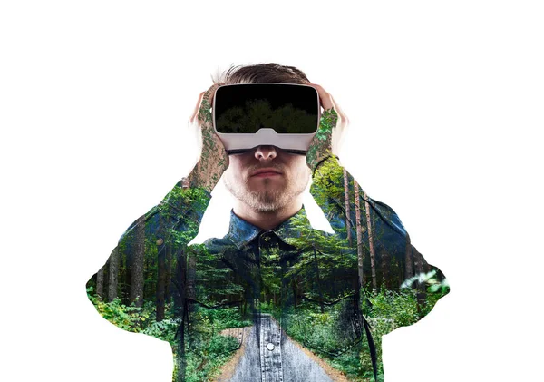 Doppelbelichtung. Mann mit Virtual-Reality-Brille. Wald. tr — Stockfoto