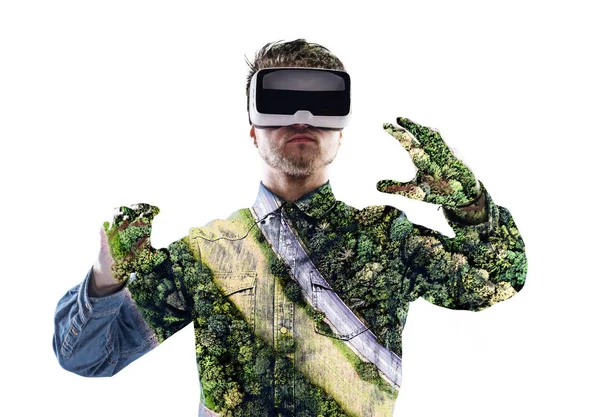 Doppelbelichtung. Mann mit Virtual-Reality-Brille. Wald. tr — Stockfoto