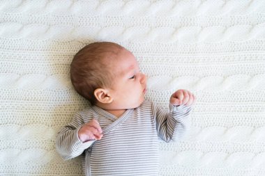 Erkek yatakta, yatarken şirin yeni doğan bebek yakın çekim