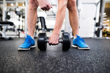 Tanınmayan komuta sizde çalışma dışarı ağırlıklar ile spor salonunda