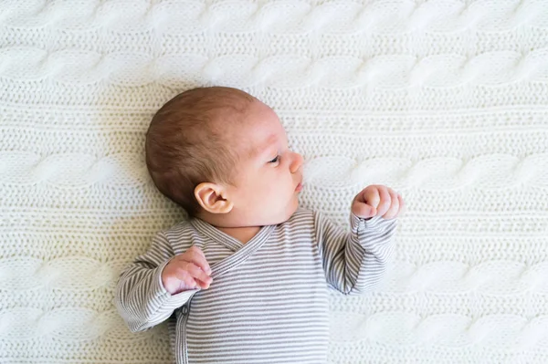 Söta nyfödda baby pojke liggande på sängen, närbild — Stockfoto
