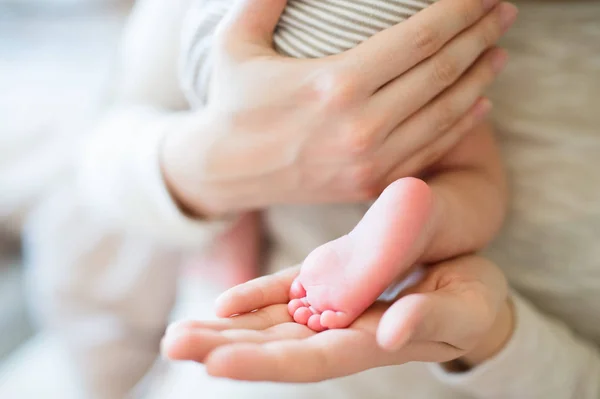 Unrecognizable mother with newborn baby son, legs and hands — Stock Photo, Image