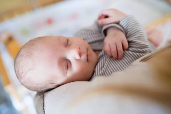 Oigenkännlig mor innehav sovande baby son i famnen — Stockfoto