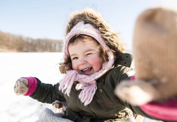 Sevimli küçük kız dışında kış doğada oynarken — Stok fotoğraf
