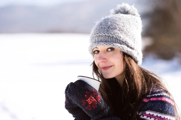 Mulher bonita com xícara de café na natureza inverno — Fotografia de Stock