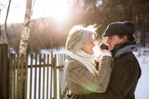 Beau couple de personnes âgées sur une promenade sur une journée ensoleillée d'hiver — Photo